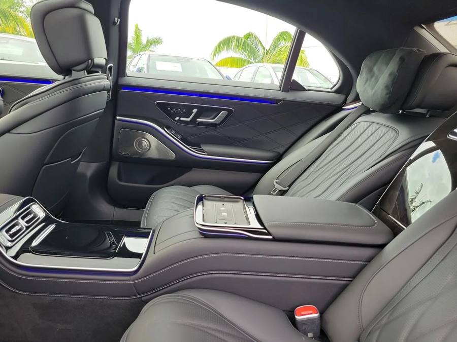Premium sedan · Detail